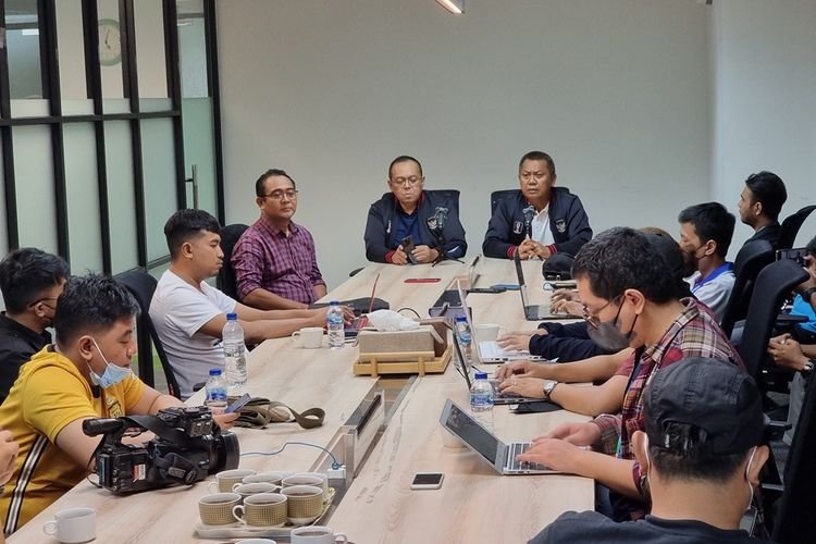 Direksi PT LIB saat bertemu wartawan di Jakarta., Rabu (13/7/2022). Foto : LIB