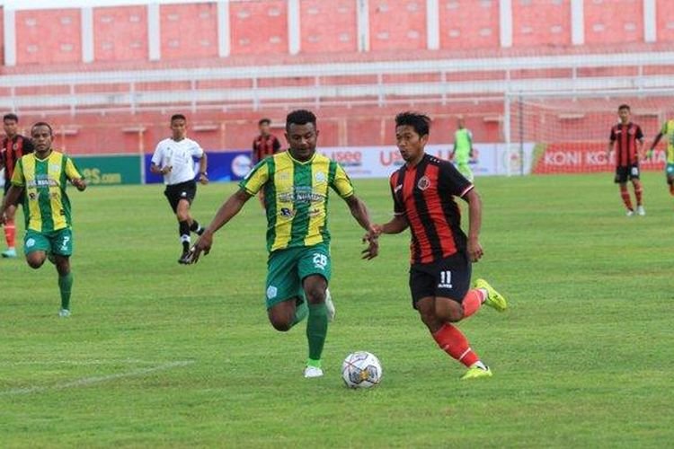 Gelandang tim Putra Delta Sidoarjo, Dwi Cahyono (merah hitam) lawan pemain PSBS Biak pada Laga Liga 2 Grup Timur yang berlangsung di Stadion Soepriadi, Selasa (30/8/2022).  Foto : Dok PDS