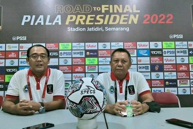 Direktur Operasional PT LIB, Sudjarno didampingi Hanif Marjuni saat di Semarang. (foto : Ayosolo)