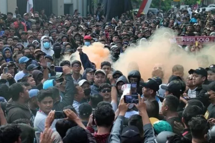 Suporter pendukung Persis Solo saat melakukan orasi di depan Mess Persis Solo Jalan Dr Supomo Solo, Senin (15/8/2022) petang. ANTARA/Bambang Dwi Marwoto