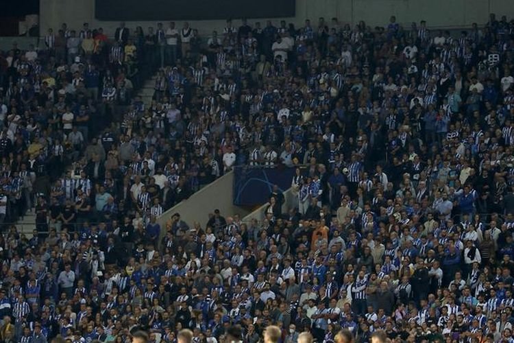 Hening cipta menjelang laga Grup B Liga Champions antara FC Porto dan Bayer Leverkusen di Stadion Dragao, Porto, Portugal, 4 Oktober 2022. (AP Photo/Luis Vieira)
