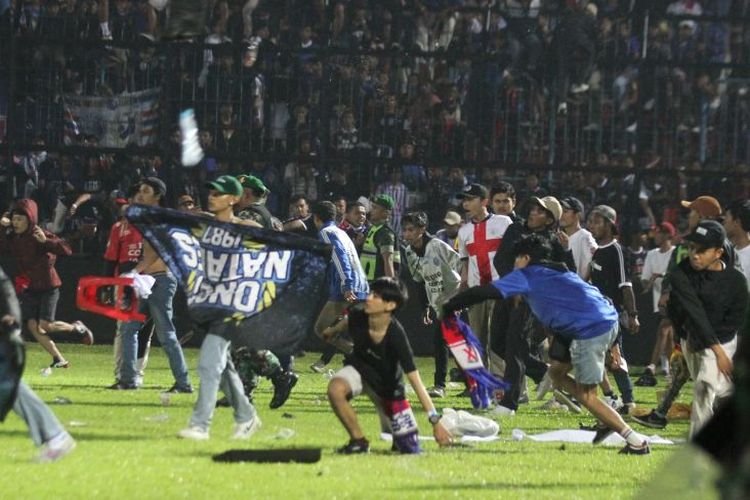 Saat kerusuhan terjadi di Stadion Kanjuruhan, 1 Oktober 2022 (Foto: Avirista Midaada/MPI)