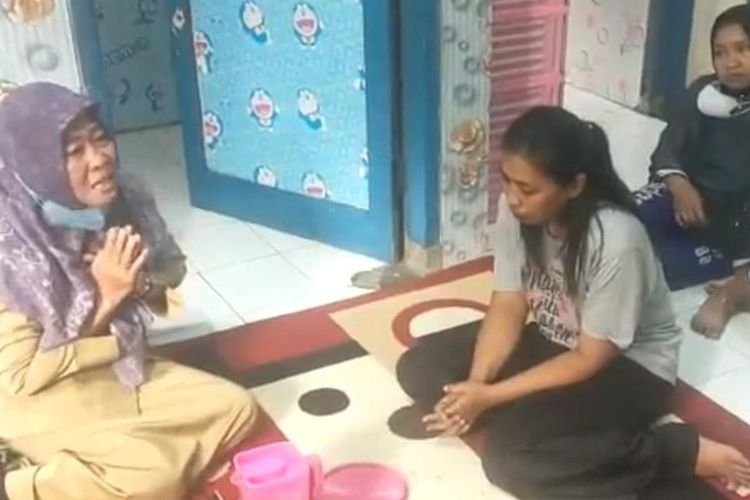 Suprapti yang mengaku penjual dawet saat ke salah satu keluarga korban (Foto : tangkapan video)