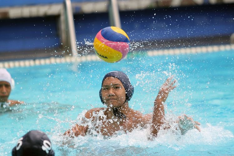 Laga final polo air Kusuma Harapan vs Indonesia Star Aquatic di Walikota Cup IX. (Foto: Olenas.id/Gonang Susatyo)