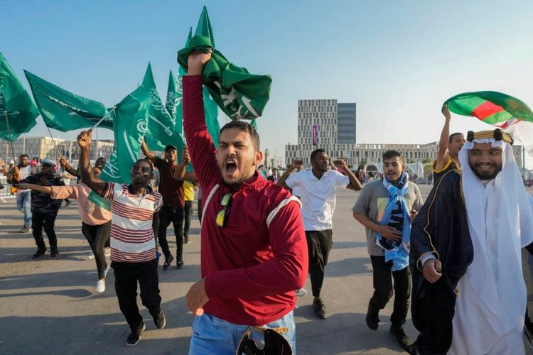 Fans Arab Saudi merayakan kemenangan 2-1 atas Argentina (AP Photo/Andre Penner)