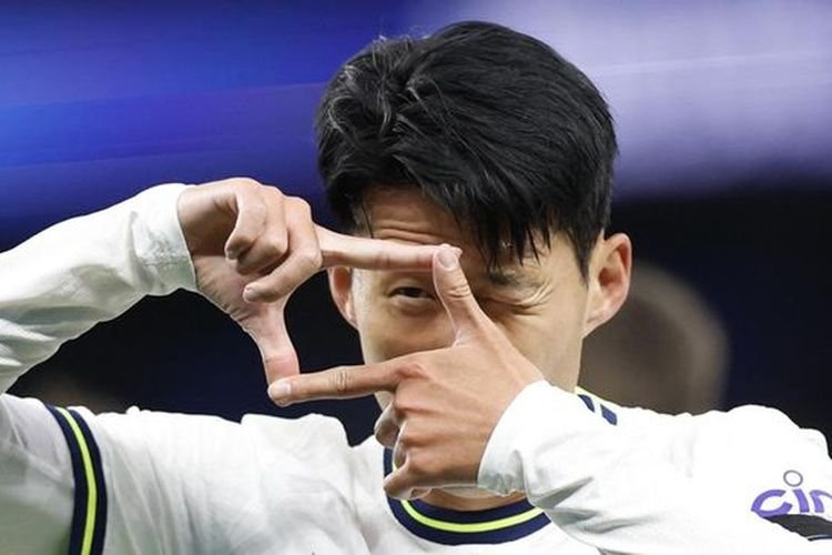 Son Heung Min merayakan golnya. (Foto : Action-Images-via-Reuters-PETER-CZIBORRA)