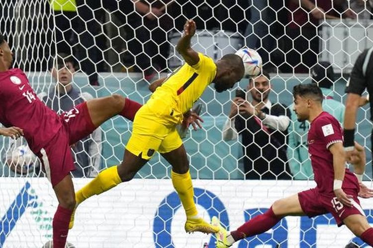 Tandukan kapten Ekuador, Valencia taklukkan Qatar. (AFP/FRANCOIS-XAVIER MARIT)