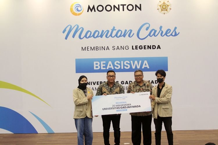 Penyerahan beasiswa oleh PR & Comm.  kedua dr kiri Azwin Nugraha. (kedua dari kiri) kepada Sindung Tjahyadi (kedua dari kanan) Foto : Istimewa