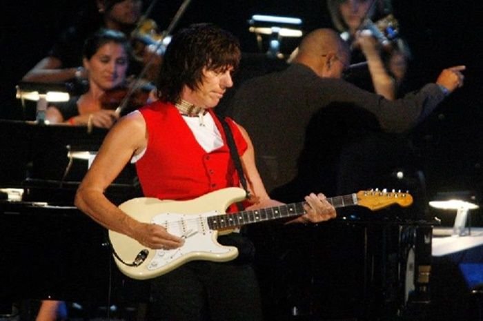 Gitaris rock Jeff Beck tampil di gala Starry Night Grammy Foundation untuk menghormati Sir George Martin di Los Angeles, California 12 Juli 2008.