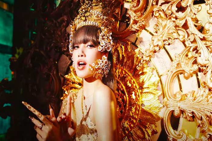 Lisa BLACKPINK dalam video klip "LALISA"