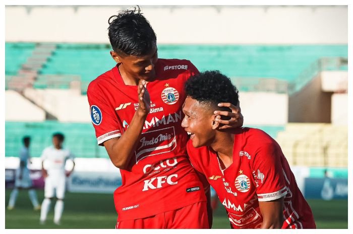 Pemain Persija Jakarta  Ginanjar Ramadhani (kanan) merayakan gol di pertandingan Liga 1 melawan PSS Sleman di Stadion Sultan Agung, Bantul, Minggu, 8 Januari 2023.di