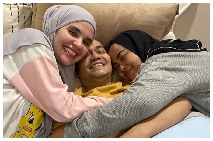 Indra Bekti (tengah) bersama istrinya.