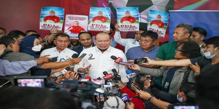 La Nyalla saat memberikan keterangan usai mendaftar sebagai calon Ketua Umum PSSI
