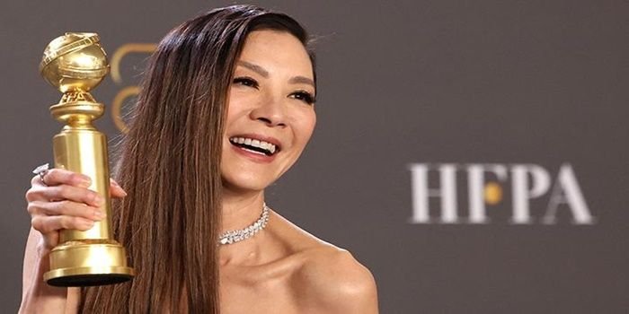 Michelle Yeoh berpose dengan penghargaan Best Actress dalam Musical or Comedy Motion Picture untuk film Everything Everywhere All at Once di ajang Golden Globe Awards Ke-80 di Beverly Hills, California, Amerika Serikat, 10 Januari 2023.