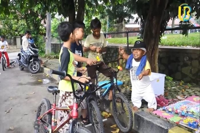 Ucok Baba saat berjualan mainan anak-anak