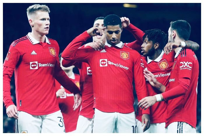 Pemain depan Marcus Rashford (tengah) menyelamatkan kiper David de Gea yang bikin blunder di laga Man Utd vs Everton di Piala FA, Sabtu, 7 Januari 2023 dini hari WIB.