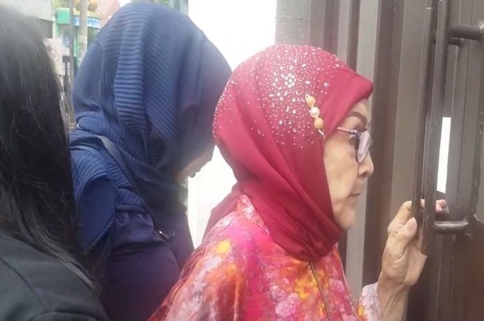 Hariati, ibu Ferry Irawan saat ke rumah Venna Melinda