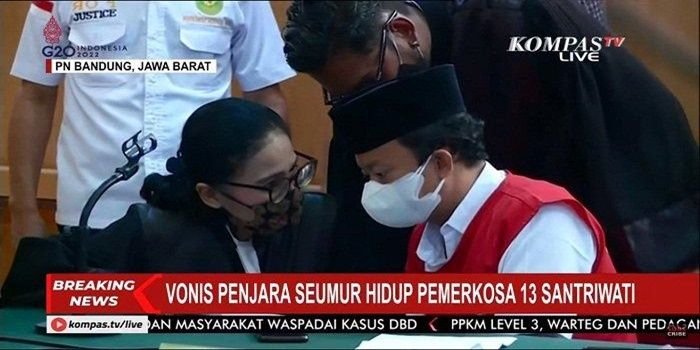 Harry Wirawan saat diadili di Pengadilan Negeri Bandung sedang berkonsultasi dengan penasehat hukumnya. (15/2/2022)