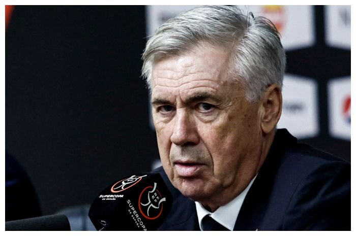 Fans mendesak Real Madrid memecat pelatih Carlo Ancelotti menyusul kekalahan dari Barcelona di Supercopa de Espana.