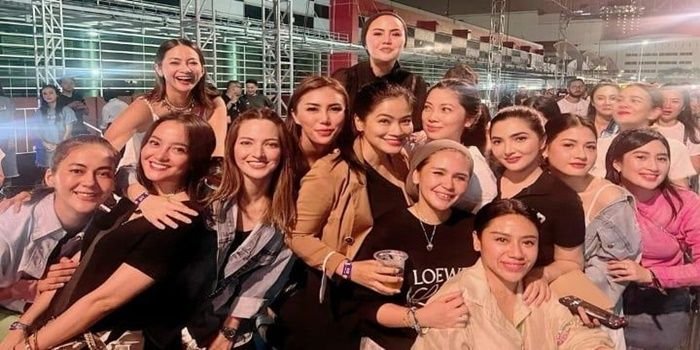Para artis, termasuk Ashanty, Titi Kamal, Ririn Ekawati, Rini Yulianti, Nia Ramadhani, dan Paula Verhoeven menonton Konser Sheila on 7