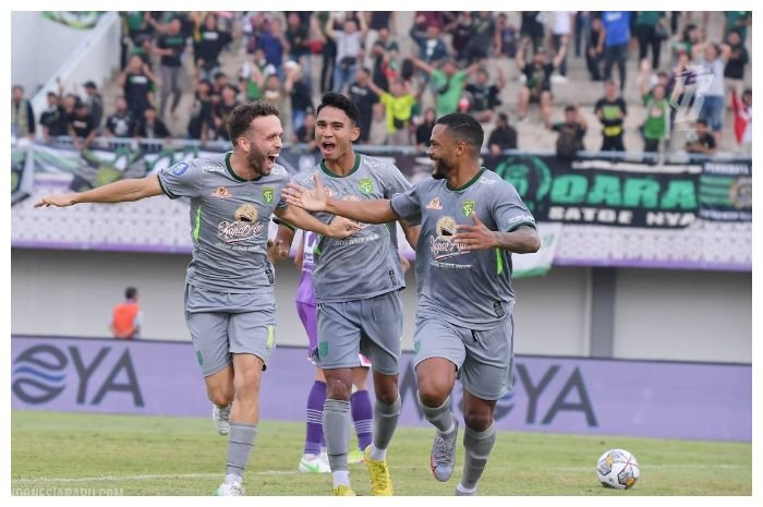 Persebaya Surabay merayakan gol di pertandingan melawan Persita Tangerang di Liga 1 2022/2023. Skor 5-0 tercipta dalam laga Persita vs Persebaya di Stadion Arena, Tangerang, Rabu, 18 Januari 2023.