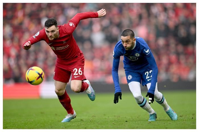 Liverpool bermain imbang 0-0 melawan Chelsea di Liga Premier Inggris di Stadion Anfield, Sabtu, 21 Januari 2023 malam WIB. Bek Liverpool Andy Robertson (kiri) berebut bola dengan pemain Chelsea Hakim Ziyech.