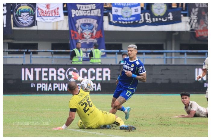 Madura United mewaspadai pemain depan Persib Bandung Ciro Alves (kanan) di  pertandingan Liga 1, Jumat, 20 Januari 2023.