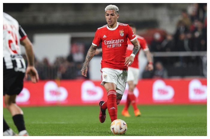 Chelsea memecahkan rekor transfer Inggris bila membeli Enzo Fernandez dari Benfica.