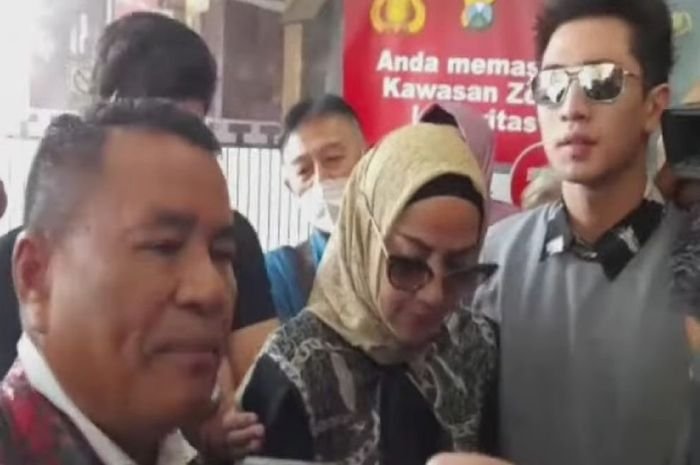 Venna Melinda dan Hotman Paris Hutapea memberikan keterangan di Mapolda Jawa Timur, Surabaya, Kamis, 12 Januari 2023