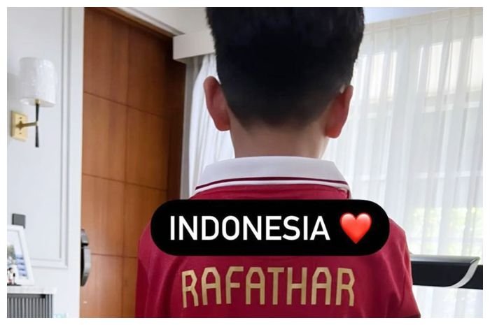 Rafathar, anak pasangan Raffi Ahmad dan Nagita Slavina memamerkan jersey timnas jelang laga Indonesia melawan Vietnam di semifinal kedua Piala AFF 2022.
