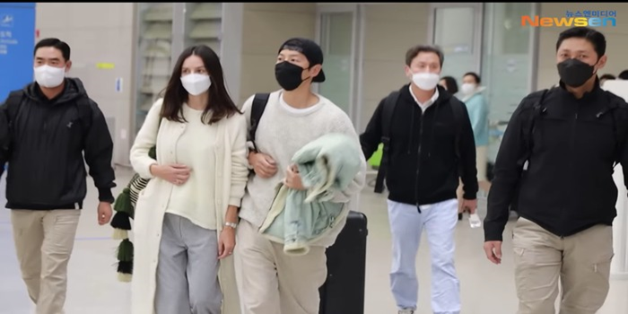 Song Joong Ki dan Katy Louise Saunders