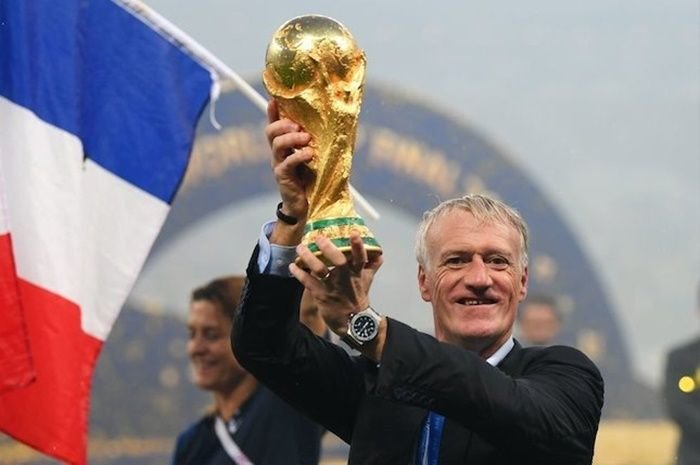 Pelatih Prancis, Didier Deschamps mengangkat trofi Piala Dunia 2018