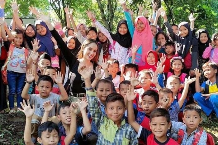 Cinta Laura dan murid-murid sekolah yang dibangunnya