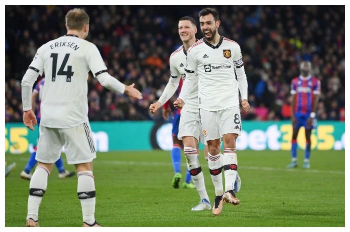 Kapten Manchester United Bruno Fernandes (kanan) dkk merayakan gol lawan Crystal Palace di Liga Premier Inggris di Stadion Selhurst Park, Kamis, 19 Januari 2023 dini hari WIB.