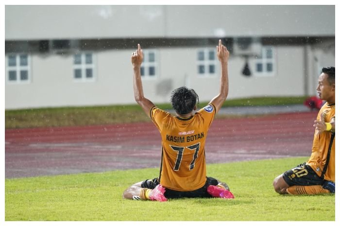 Pemain Bhayangkara FC Kasim Botan merayakan gol di pertandingan Liga 1 2022/2023 melawan PSIS Semarang di Stadion Jatidiri, Semarang, Senin, 9 Januari 2023.
