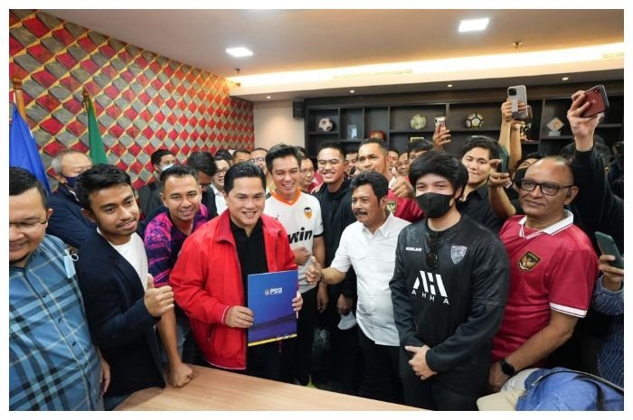 Menteri BUMN Erick Thorir (tengah) mencalonkan diri sebagai Ketua Umum PSSI 2023-2027. Dia berjanji melakukan perbaikan di sepak bola nasional bila terpilih.