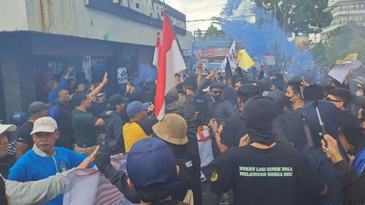 Demo yang berakhir rusuh di kantor Arema FC