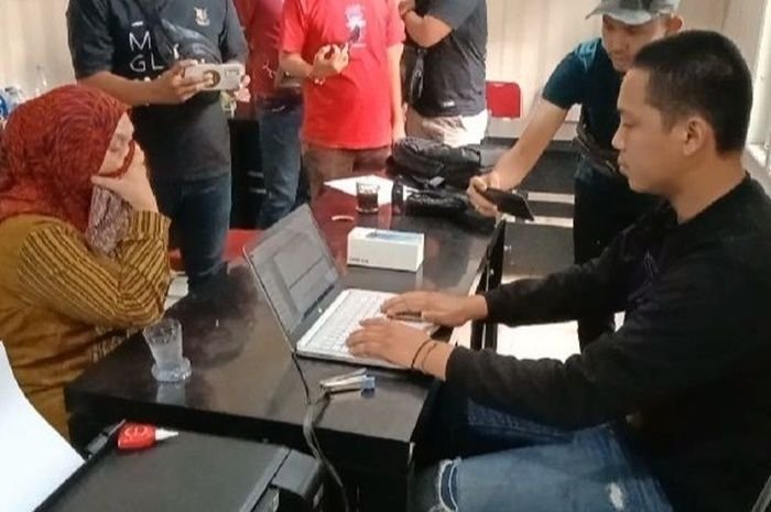 Kepala Sekolah SMPN 4 Abung Barat, Kabupaten Lampung Utara harus berurusan dengan aparat kepolisian, atas kasus tindak pidana pencurian handphone.