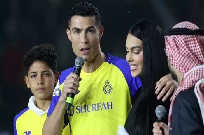 Cristiano Ronaldo saat diperkenalkan sebagai pemain baru Al Nassr di Stadion Mrool Park di ibukota Saudi, Riyadh pada 3 Januari 2023 .