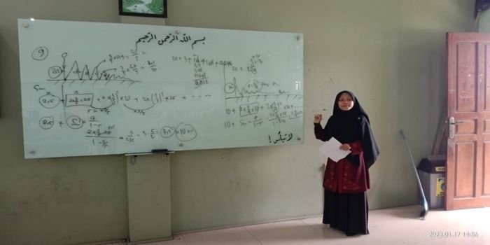Maghfiroh Izza Maulani saat sedang mengajar