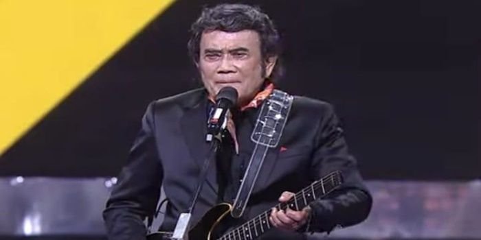 Raja dangdut, Rhoma Irama saat menyanyikan lagu Butter