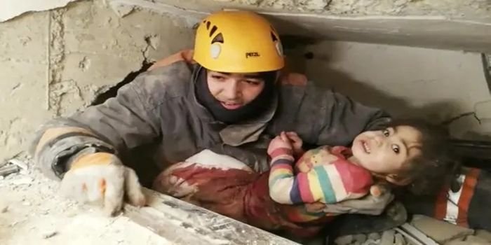 Seorang anak perempuan diselamatkan dari reruntuhan akibat gempa di Elasig, Turki