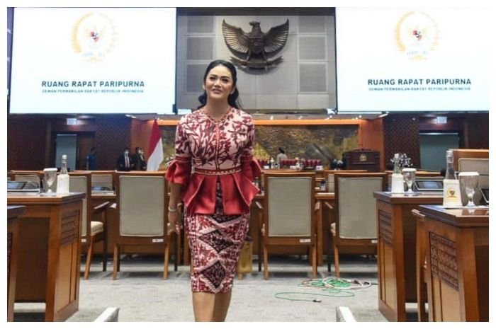 Krisdayanti yang tampil cantik dan elegan dengan batik merah.