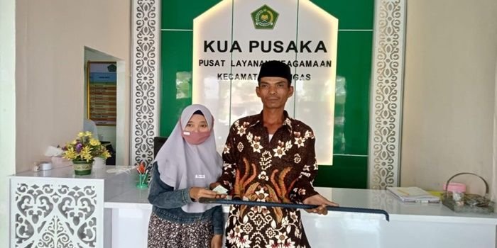 Samsul Mukmin memberikan mas kawin yang tidak lazim, sebatang linggis