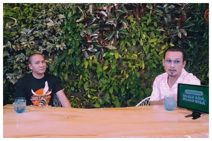 Ressa Herlambang (kiri) blak-blakan di sebuah podcast.