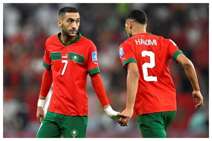 Pemain sayap Chelsea Hakim Ziyech (kiri) gagal bersatu dengan kompatriotnya  Achraf Hakimi (kanan) di Paris Saint-Germain.