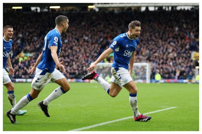 Pemain Everton merayakan gol James Tarkowski (kanan) di pertandingan Liga Premier Inggris melawan Arsenal di Stadion Goodison Park, Sabtu, 4 Februari 2023.