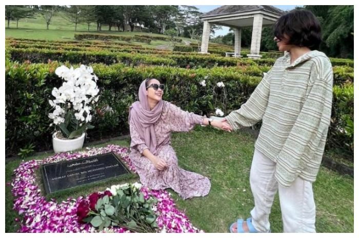 Bunga Citra Lestari bersama anaknya berziarah ke makam Ashraf Sinclair.