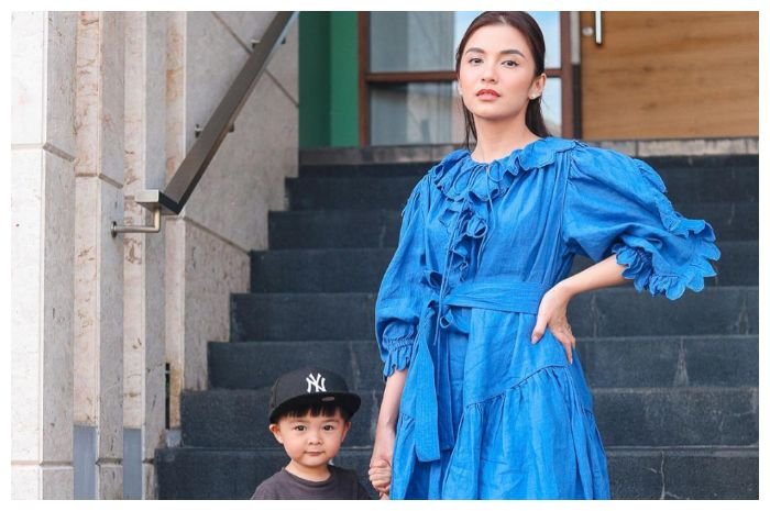 Chelsea Oliviabersama Dante, anaknya.