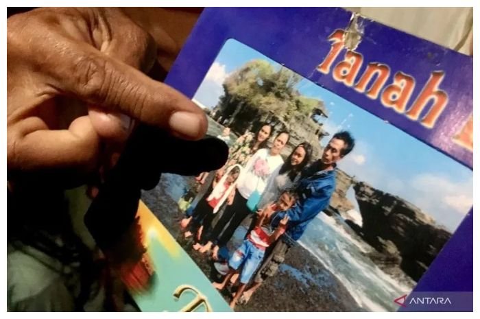 Keluarga menunjukkan foto Irma Lestari yang menjadi korban gempa di Turki.